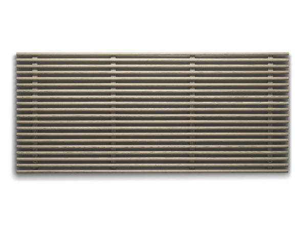 Rektangulär bambumatta med naturliga bruna och beiga toner, horisontella skenor sammanbundna med vertikal tråd