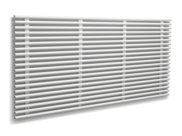 Grå horisontell designradiator med moderna lameller monterad på vit vägg