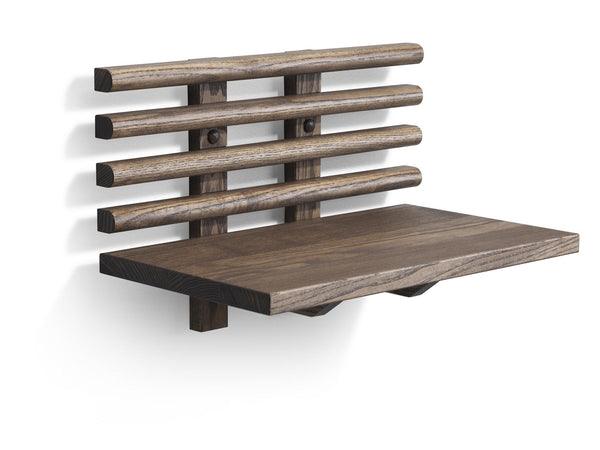 Väggmonterad träbänk med ryggstöd i mörkt trä, rustik design med fyra horisontella ribbor