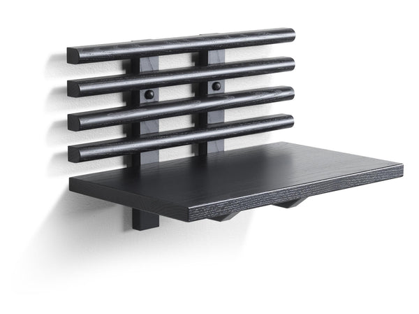 Svart träväggshylla med räcke i modern design, monterad på vit vägg