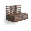 Väggmonterad hylla i mörkt trä med låda och horizontella spjälor för förvaring