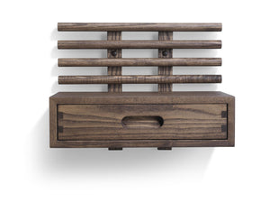 Väggmonterad träförvarare med fyra horisontella ribbor och en utdragbar låda i mörkt trä