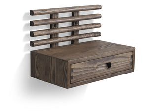 Väggmonterad träförvaring med låda och horisontella stänger i rustik träfinish