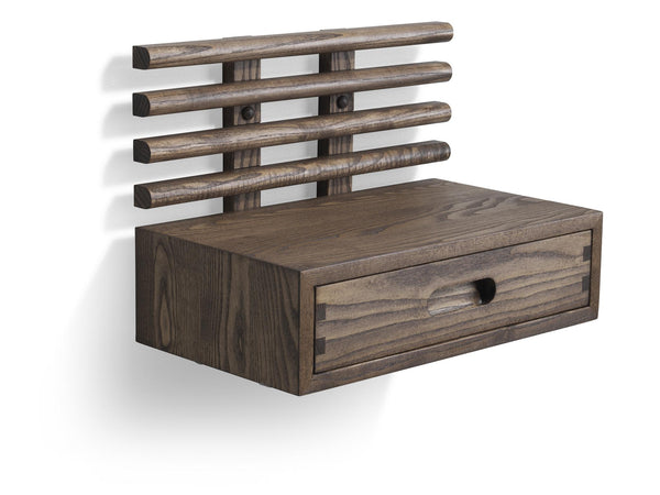 Väggmonterad träförvaring med låda och horisontella stänger i rustik träfinish