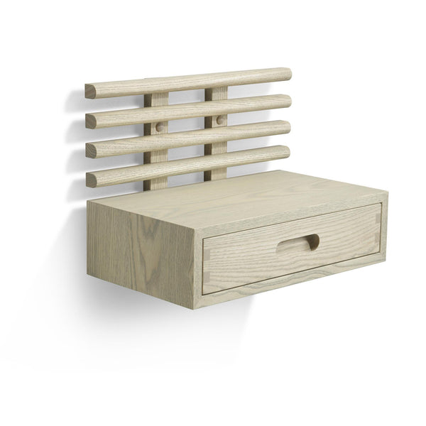 Väggmonterad hylla i ljust trä med låda och fyra horisontella ribbor för förvaring