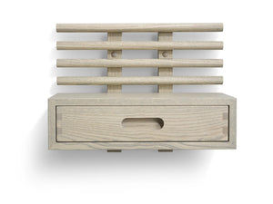 Sängbord i ljust trä med fyra hyllplan och en låda, vy ovanifrån