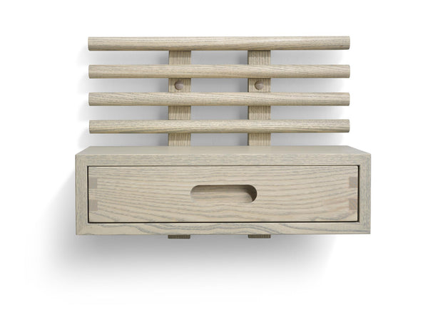 Sängbord i ljust trä med fyra hyllplan och en låda, vy ovanifrån