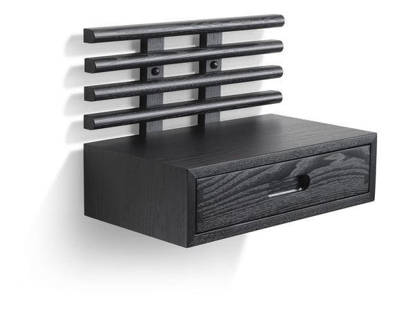 Svart väggmonterad hylla med låda och fyra horisontella stänger för förvaring av mobiler eller surfplattor