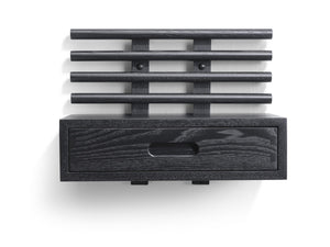 Svart träställ med fyra våningar och låda, ovanifrån perspektiv på vit bakgrund