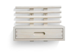 Ljust träställ med fyra horisontella ribbor och en utdragbar låda med ovalformat handtag