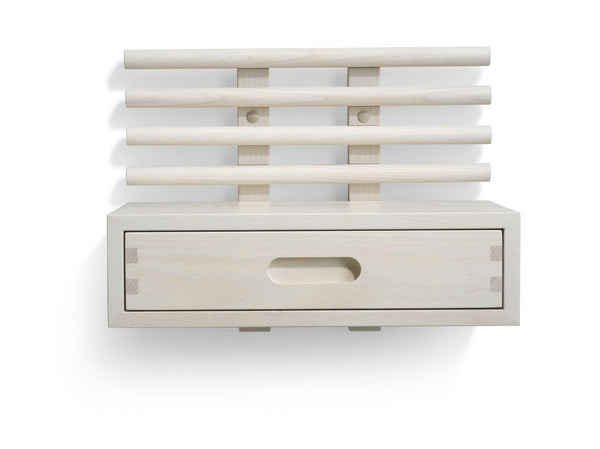 Ljust träställ med fyra horisontella ribbor och en utdragbar låda med ovalformat handtag