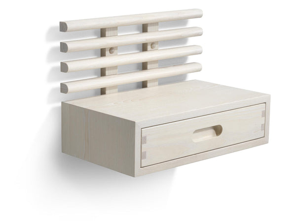 Väggmonterad träförvaring med låda och ribbor i ljust trä, skandinavisk design