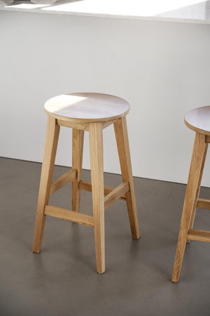 Rund träpall i ljus ek med fyra ben och tvärstag, modern skandinavisk design för kök eller vardagsrum