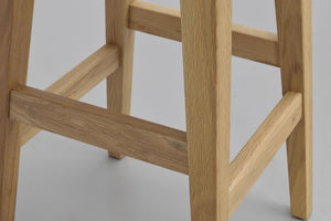 Närbild på stolsben i ek med synliga snickarfogar och tvärslåar som visar hantverksmässig kvalitet