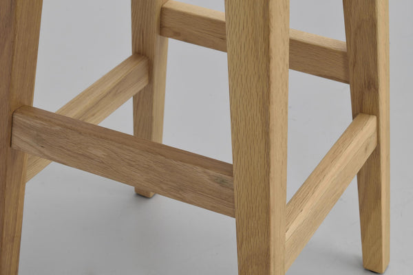 Närbild på stolsben i ek med synliga snickarfogar och tvärslåar som visar hantverksmässig kvalitet