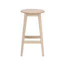 Ljus träpall med rund sits och tre ben, skandinavisk design med fotstöd