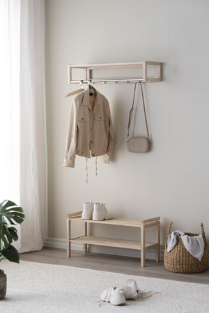 Minimalistisk hallmöbel i ljust trä med klädhängare, hylla och förvaring i skandinavisk stil