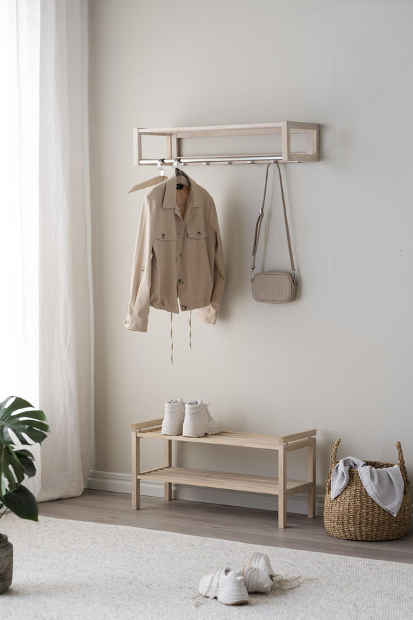 Minimalistisk hallmöbel i ljust trä med klädhängare, hylla och förvaring i skandinavisk stil