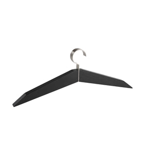 Svart klädgalge i trä med metallkrok, modern minimalistisk design