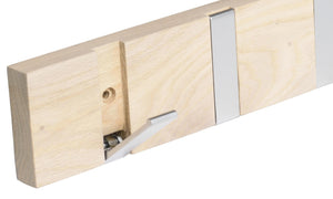 Klädhängare i ljust trä med utfällbara krokar i vit metall, väggmonterad design