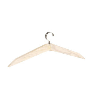 Galge i ljust trä med krokar i borstat metall, minimalistisk design för klädhängning