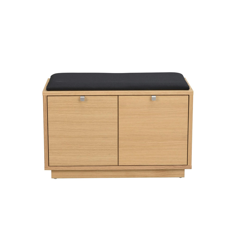 Hallbänk i ljust trä med svart stoppad dyna och två skjutdörrar för förvaring