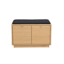 Hallbänk i ljust trä med svart stoppad dyna och två skjutdörrar för förvaring