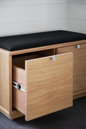 Hallbänk i ek med svart sits och utdragbara lådor med vita handtag