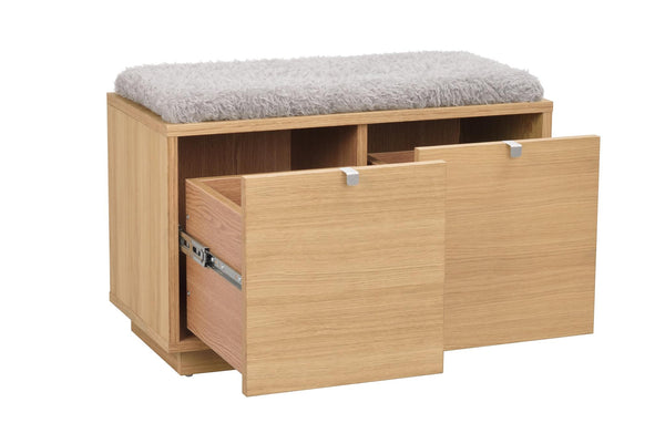 Sittbänk i ek med förvaring, två utdragna lådor och grå fårskinnsdyna på toppen