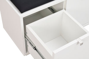 Vit förvaringspall med öppen låda och lyftlock med svart sits
