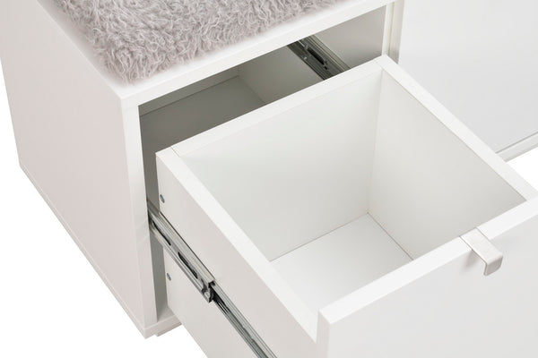Vit förvaringsbänk med öppen låda och mjuk grå sittdyna, närbild av lådskenan