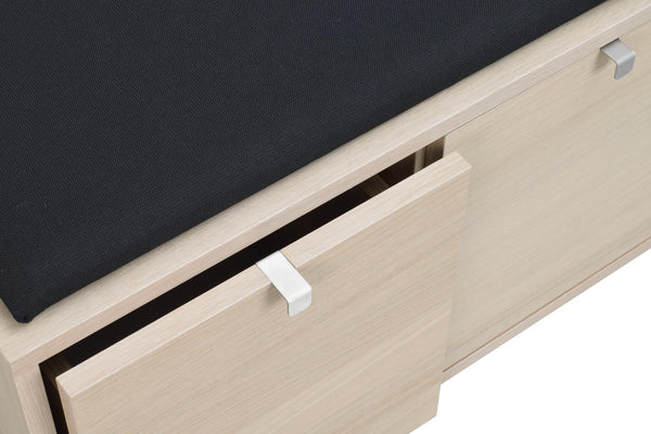 Sängbord med utdragen låda i ljust trä och silver handtag, visar förvaringsutrymme