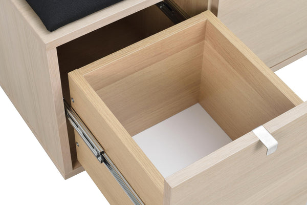 Öppen låda i ljust trä med vita handtag och metallskenor, tom insida med vit botten