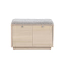 Hallbänk med förvaring i ljust trä och grå pälsöverdrag, två dörrar med handtag