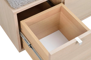 Öppen låda i ljust trä med vita handtag och mjuk grå textil på ovansidan