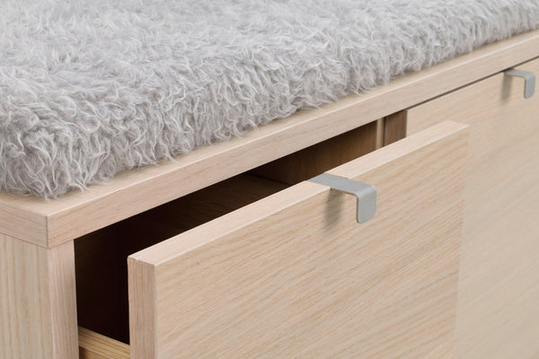 Hallbänk i ljust trä med grå plyschsits och utdragbar låda med moderna metallhandtag