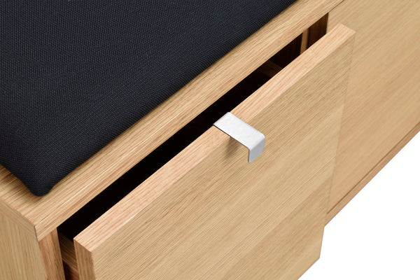 Träbänk med utdragbar låda och vit metallhandtag, svart stoppad sits