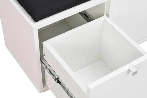 Vit hallmöbel med öppen låda och stoppad sittdyna i mörkgrått, vit bakgrund