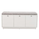 Vit hallbänk med tre luckor och grå sittdyna i konstpäls