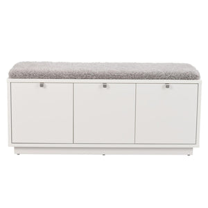 Vit hallbänk med tre luckor och grå sittdyna i konstpäls