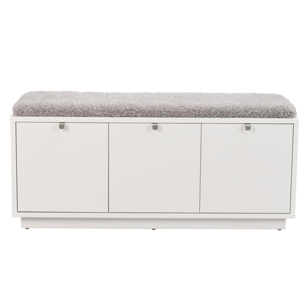 Vit hallbänk med tre luckor och grå sittdyna i konstpäls