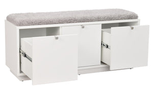 Vit hallbänk med grå plyschkudde, öppna lådor och förvaringsutrymmen med metallskenor