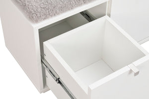 Vit låda med mjuk grå dyna, utdragbar låda i vitt med metallskenor synlig