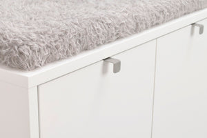 Vit hallbänk med låda och borstat stålhandtag, topped med grå fuskpäls