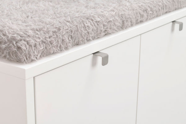 Vit hallbänk med låda och borstat stålhandtag, topped med grå fuskpäls