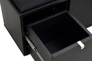 Öppen låda i svart byrå med mjuk sammetsfoder och kromhandtag