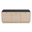 Hallbänk med tre luckor i ljust trä och svart stoppning, perfekt för förvaring av skor