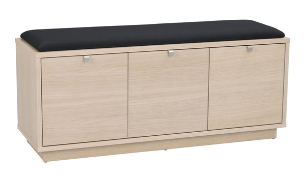 Hallbänk med tre skåp och svart stoppad sittdyna i ljust trä