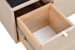 Öppen träbyråslåda med vit botten och moderna metallskenor, visar förvaring i ljust trä