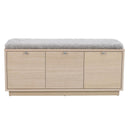 Hallbänk i ljust trä med grå sittdyna och tre förvaringsluckor